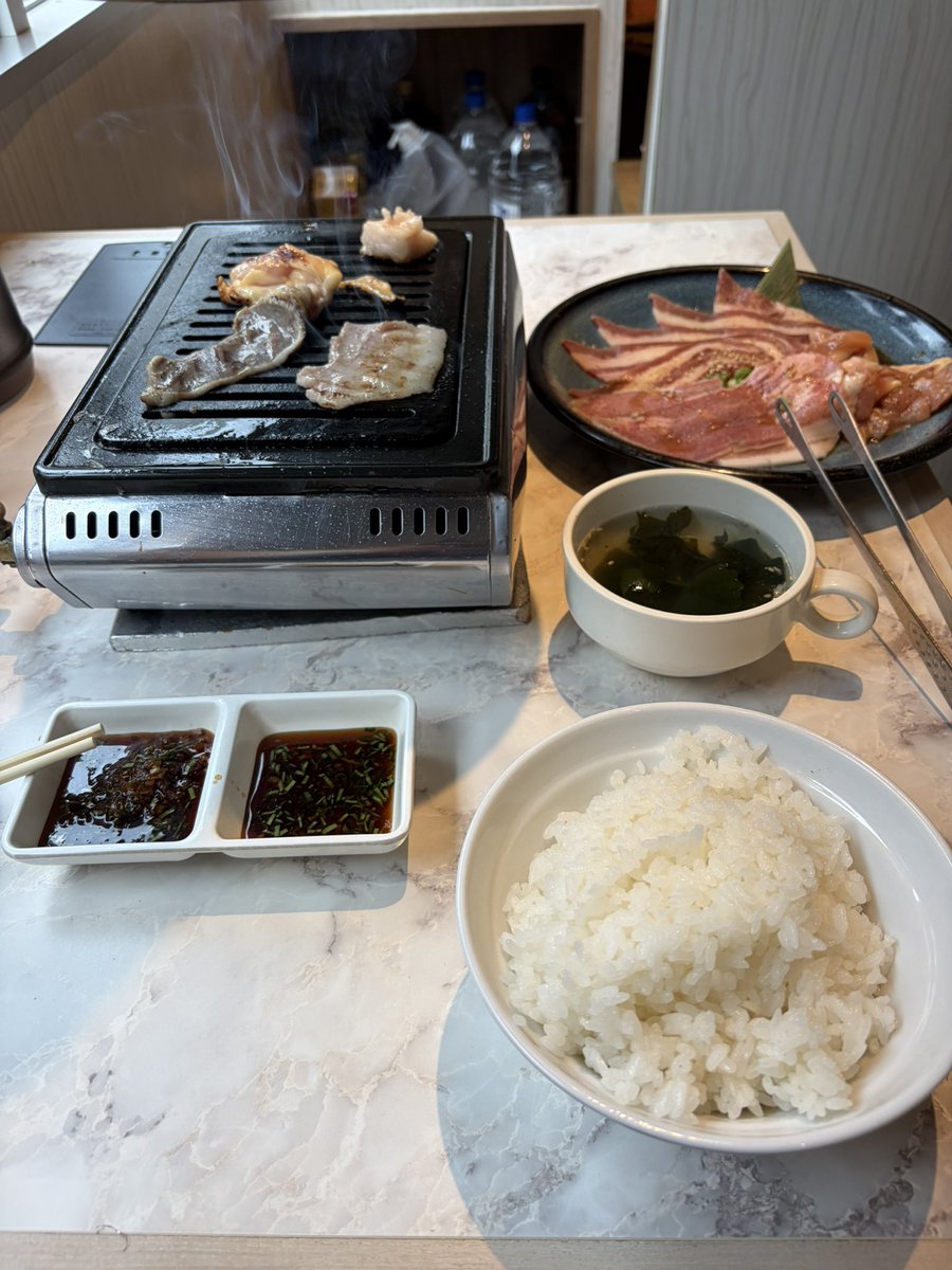 Toro70ja's tweet photo. 今日は有給休暇のため遅起きしての赤羽のいこいスタートの焼肉　絵のある街からの歯医者ですわ。絵のある街は安い焼肉屋のわりに肉が美味しく思える2回目でした。パワーランチにご飯大盛りで1,140円かな。バリューやわ https://t.co/LQ8G8IifYm