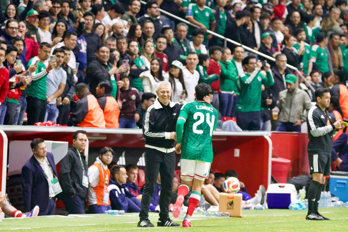 PressPortmx's tweet photo. 📸 Más postales de la fiesta en Toluca.

México cerró su preparación mundialista con una contundente victoria y una gran conexión con su gente. 🇲🇽🔥

#Mundial2026 https://t.co/HYKgGGXT6Z