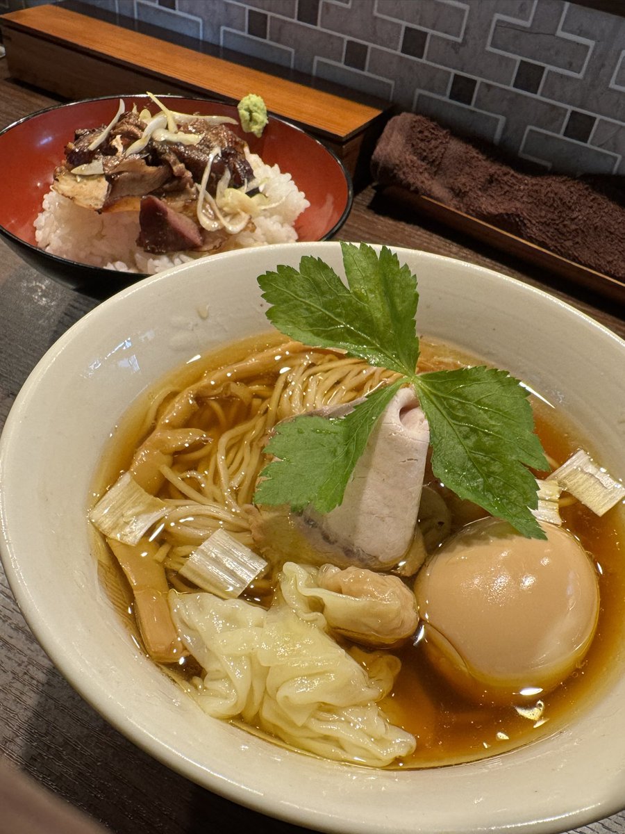emo2_st's tweet photo. スープ完飲なんて何年ぶりだろ
とてもスモーキーなんだけど細麺との相性抜群
チャーシューも丁寧な仕事してる

横浜市営地下鉄ブルーライン仲町台駅
支那蕎麦屋 藤花
特製正油ラーメン 1,300円 https://t.co/9NaqEEsBtu