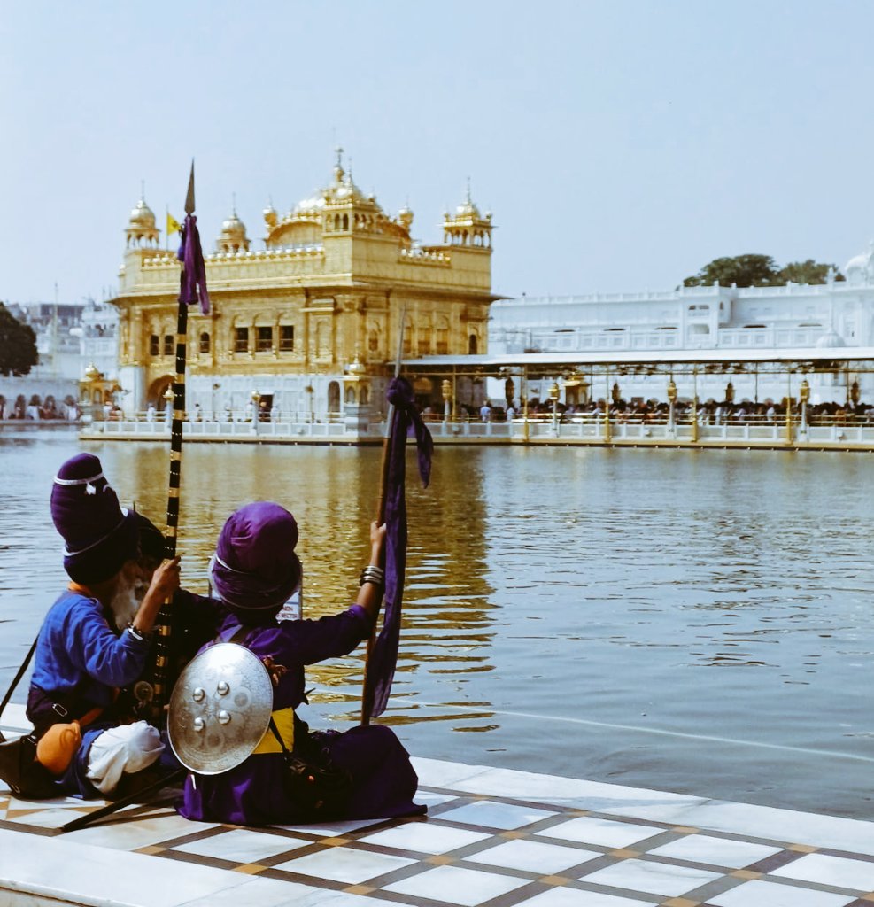RamanPsekhon's tweet photo. ਜਉ ਤਉ ਪ੍ਰੇਮ ਖੇਲਣ ਕਾ ਚਾਉ ॥
ਸਿਰੁ ਧਰਿ ਤਲੀ ਗਲੀ ਮੇਰੀ ਆਉ ॥ https://t.co/VtXaAUQjIU