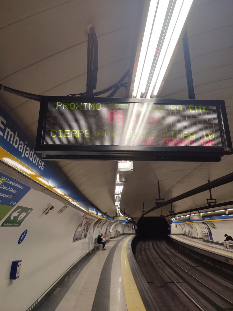 BenjamnJmnez's tweet photo. Da igual la línea 2 a las 22 que la la línea 3 a las 6:15 de la mañana, @metro_madrid lleva tiempo colapsado y nos condena a ir como ganado. Gracias @ppmadrid @jorgerodrigodo https://t.co/iMDn1h5GOl