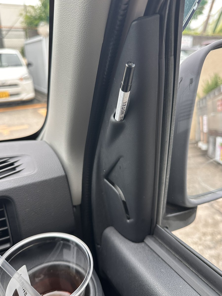 MuMdairy's tweet photo. ダイハツ様♡

一点、お伺いしたい所存

新型ハイゼットカーゴ
旧型のペンホルダーを廃止していませんか？もしかして、スペシャルなどの一部モデルにはあるのでしょうか？

旧型に乗ると、これが便利で便利で https://t.co/qx85VNVjFX