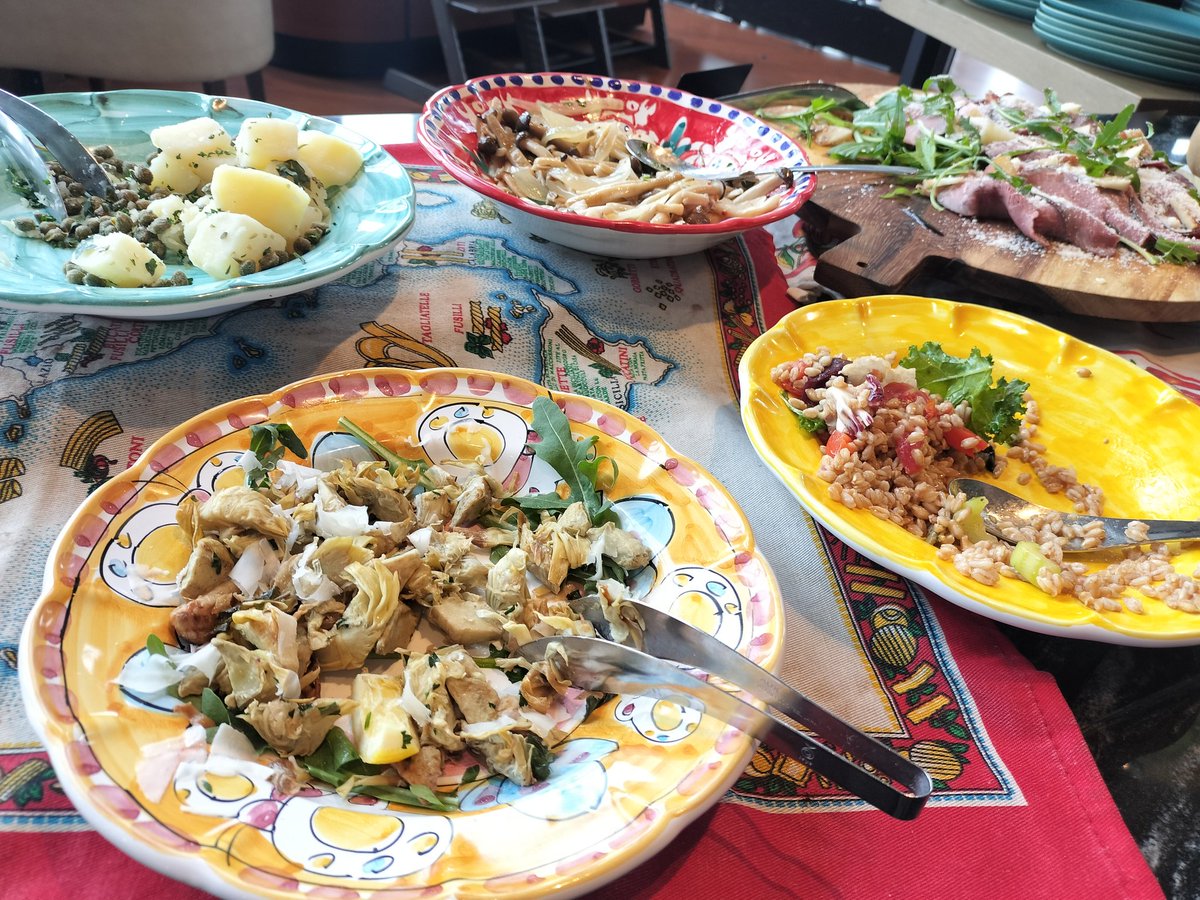 chickitchen29's tweet photo. ランチビュッフェ🍴
選べるメインのポークソテーは皮パリパリの中もちもち🐷
ビュッフェでもヘルシーなメニュー多めだったから罪悪感薄めだけどマリトッツォ食べてしまったのでパーです🖐🏻
あとお皿がかわいい🐟🐟 https://t.co/4Z7qLmRGTk