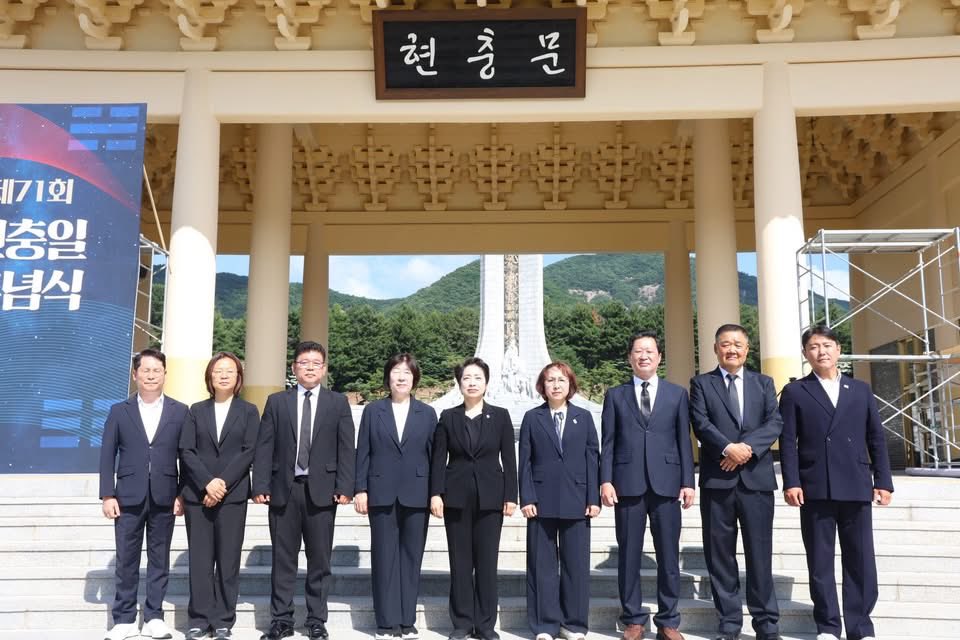 JungaHwangSpace's tweet photo. 당선인들과 현충원에 참배드렸습니다. 우리 후보들을 선택해 주신 존경하는 대전 시민들께 깊이 감사드리며 막중한 책임감으로 열심히 일하겠습니다.
유성구청에 설치된 한화에어로스페이스 참사 합동 분향소에 참배드렸습니다. 철저한 원인 규명과 유가족 지원에 부족함이 없도록 계속 살피겠습니다. https://t.co/Sp2PM1dpEA