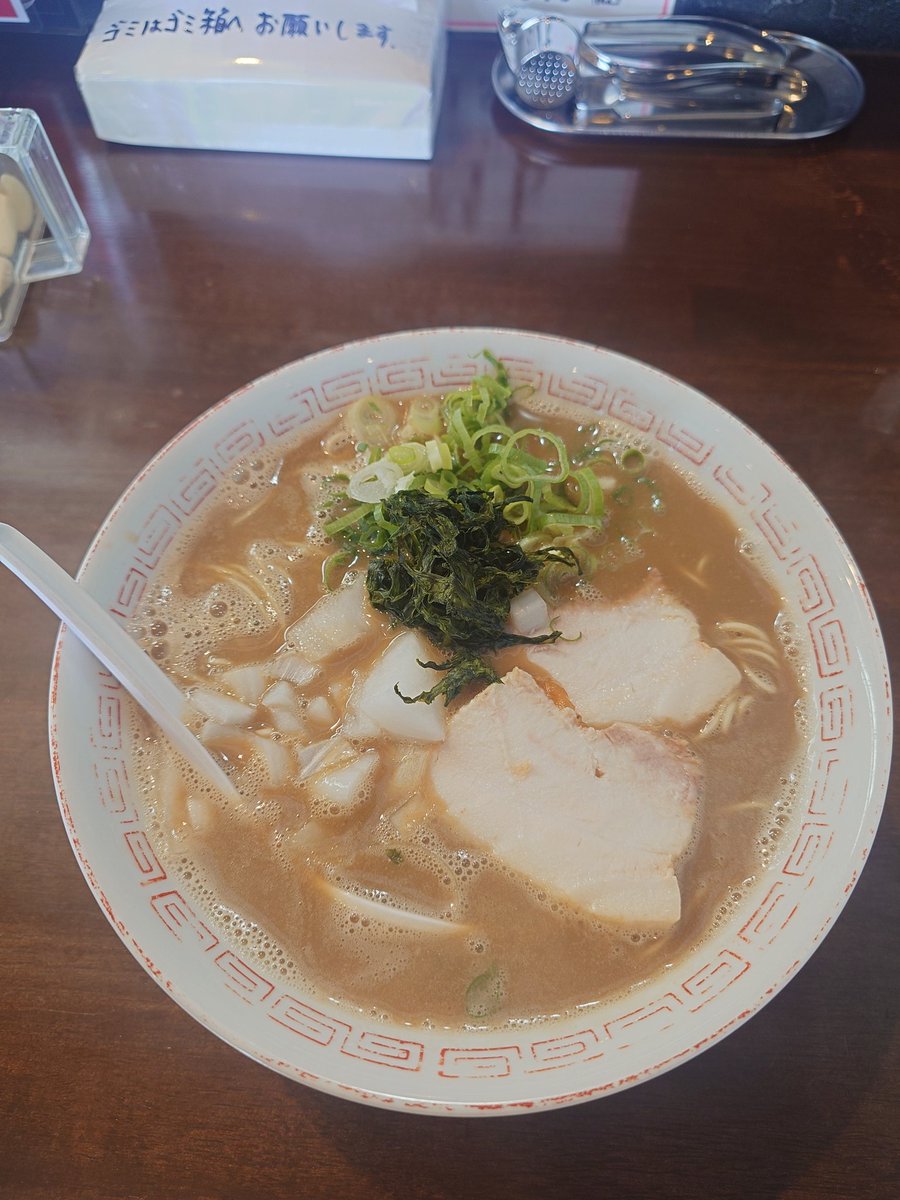 sinran89yy's tweet photo. 今日は休みで好きなめいりんからの大晏
いつも博多ラーメンでニボトン初めて食べたけどめっちゃ美味しいスープもコクがあってアオサで更にウマすぎた角煮チャーシューもトロトロ⋯とんこつしょうゆも食べたいし次来る時迷う🫪

#お昼ご飯　#ラーメン https://t.co/G3t1WuUSrJ