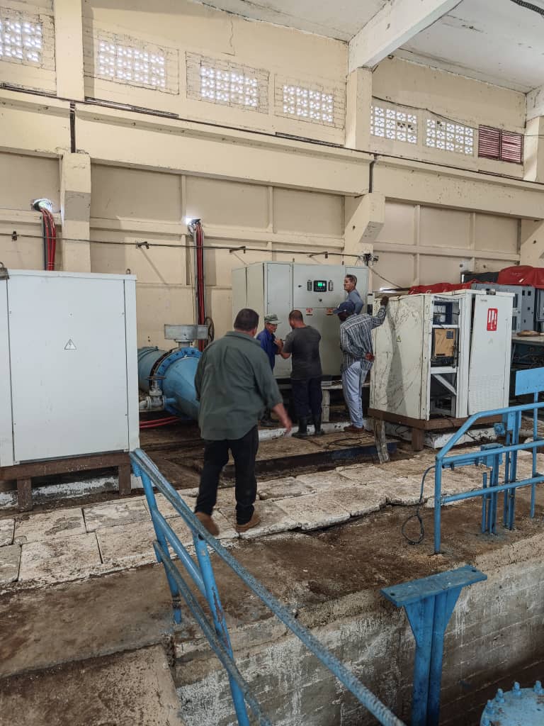 WalterNoris's tweet photo. Nuestro reconocimiento a los trabajadores de la @DPRHCamaguey que laboraron día y noche para solucionar con éxito y en tiempo récord la compleja avería en la «Amistad Cubano-Búlgara» restableciendo desde hoy el bombeo de agua a la Potabilizadora de #Camagüey. #LaPatriaSeDefiende https://t.co/XRqB4WRT95