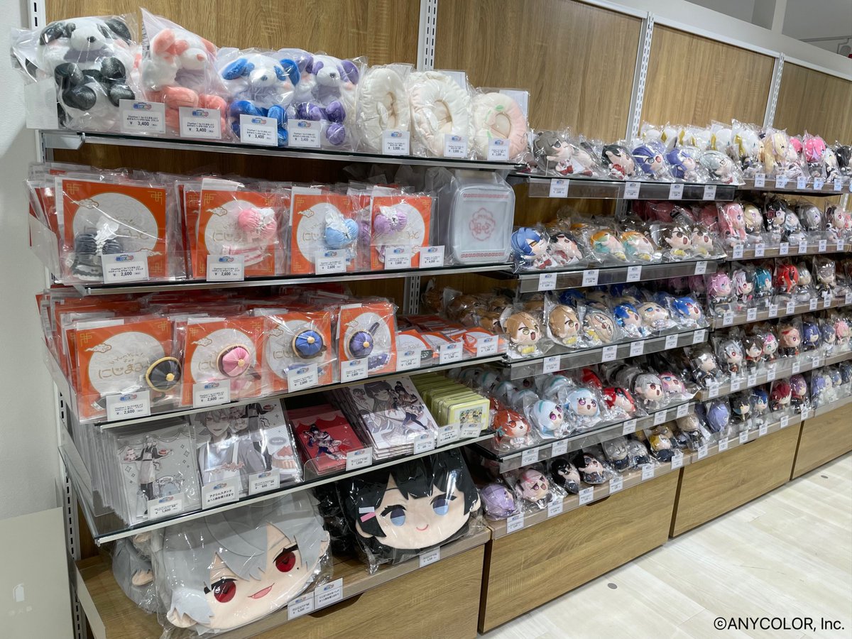 NIJI_nuistore's tweet photo. 🌈🧸 #にじさんじぬいストア 商品紹介🧸🌈

 ⋆⸜サンリオキャラクターズコラボグッズ⸝⋆
🎀 #Specialeサンリオ 着ぐるみマスコット 🎀
#Speciale × サンリオキャラクターズグッズから着ぐるみマスコットが登場💘
店内ショーケースにてサンプル展示中✨

 ⋆⸜にじまるっと初のカスタマイズグッズ⸝⋆
🍜  #YumYumforにじまるっと 🍜
にじまるっとサイズの着ぐるみ、コスチューム、スタイやお出かけにぴったりなぬいポーチが登場🍥
是非にじまるっととあわせてチェックしてください👀

ぬいストア店内はすべて写真撮影可能です📸
※SNS等に投稿される際は他のお客様の映り込みにご配慮ください。

#ツリビレ横浜 #横浜ビブレ