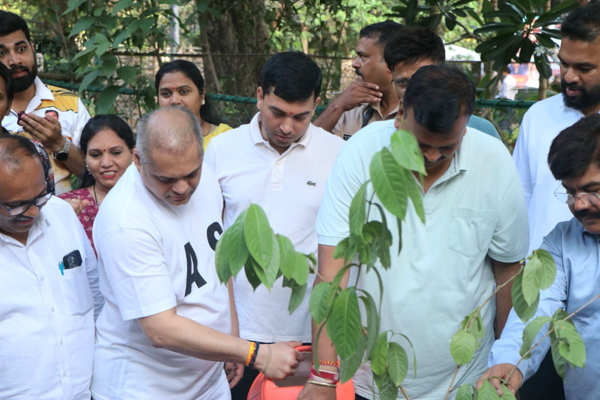 AmeetSatam's tweet photo. जागतिक पर्यावरण दिनानिमित्त @BJYM4Mumbai तर्फे संजय गांधी राष्ट्रीय उद्यानात 'ग्रँड सायक्लोथॉन - पेडल फॉर प्लॅनेट' या शानदार उपक्रमाचे आयोजन करण्यात आले होते.

'पर्यावरण संवर्धन आणि निरोगी जीवनशैली' हा संदेश देणाऱ्या या सायकल रॅलीमध्ये स्वतः सहभागी होऊन सायकल चालवण्याचा आनंद घेतला तसेच, 'जागतिक पर्यावरण दिनाचे' औचित्य साधून, आदरणीय पंतप्रधान श्री. नरेंद्र मोदी जी यांच्या आवाहनानुसार ‘एक पेड माँ के नाम’ या संकल्पनेअंतर्गत वृक्षारोपण करून पर्यावरणाचा समतोल राखण्याचा छोटासा संकल्प देखील केला.

याप्रसंगी मुंबई क्रिकेट असोसिएशनचे (MCA) अध्यक्ष श्री. अजिंक्य नाईक जी यांच्यासह माझे सहकारी आमदार श्री. संजय उपाध्याय जी, आमदार श्रीमती मनीषाताई चौधरी, महानगरपालिका सभागृह नेते श्री. गणेश खणकर जी, जिल्हाध्यक्ष श्री. दीपक बाळा तावडे जी, नगरसेविका श्रीमती राणी द्विवेदी जी, नगरसेवक श्री. प्रकाश दरेकर जी, नगरसेवक श्री.शिवप्रकाश झा जी आणि नगरसेवक श्री . तजिंदर सिंग तिवाना जी, भाजपा युवा मोर्चा मुंबईचे अध्यक्ष श्री. दीपक सिंह जी तसेच अनेक पर्यावरणप्रेमी व उत्साही नागरिक मोठ्या संख्येने उपस्थित होते.

चला, आपल्या पृथ्वीच्या रक्षणासाठी, आरोग्यासाठी आणि हिरव्यागार मुंबईसाठी सायकल चालवूया! 

पर्यावरण वाचवूया, निसर्गाचे जतन करूया! 🚴‍♂️🌳

#WorldEnvironmentDay #PedalForPlanet #GrandCyclothon #SanjayGandhiNationalPark #EkPedMaaKeNaam #AmeetSatamWithMumbai

@BJP4India @BJP4Maharashtra @BJP4Mumbai @narendramodi @Dev_Fadnavis @RaviDadaChavan @ajinkyasnaik @SanjayRupadhyay @manishaBJP @GaneshKhankar @deepaktawde1973 @RaniRDwivedi  @PrakashDarekar_ @TajinderTiwana @Deepaksingh0240