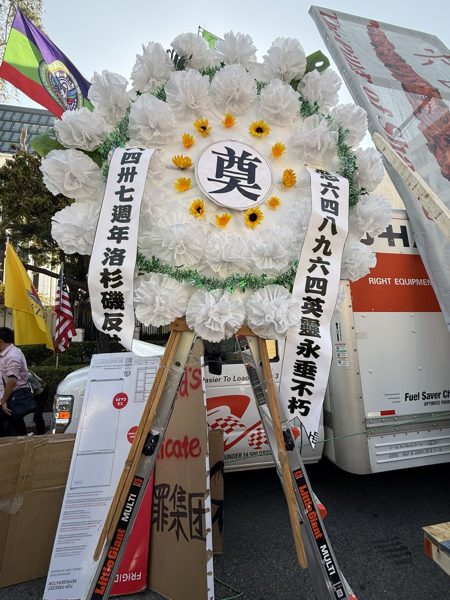 AFighter54's tweet photo. 歌名：《恩典的路》
作词作曲演唱:于亮

https://t.co/n2BLc1b3Fp

八九年的风，吹向天安门。
唤醒中国渴望自由万千灵魂。
勇敢的心，坚定的眼神。
为理想献身给所有爱你的人。

黑夜来临，世界变得暗淡。
但月亮和星光更加灿烂。
那时代浪潮将你推向彼岸。
在他乡为真理在呐喊。

恩典的路虽荆棘密布。
主爱引你向更远处。
回头望来时风雨路。
有平安喜乐来守护。

六月的广场，雪花在飞扬。
冒着士兵的枪火人民把歌唱。
一路逃亡，有天使帮忙。
他日必得救沐浴在神的荣光。

黑夜来临，世界变得暗淡。
但月亮和星光更加灿烂。
那时代浪潮将你推向彼岸。
在他乡为真理在呐喊。

恩典的路虽荆棘密布。
主爱引你向更远处。
回头望来时风雨路。
有平安喜乐来守护。

回到耶稣基督的怀抱。
信念如山不动摇。
人要彰显神的荣耀。
信靠主是一生骄傲。