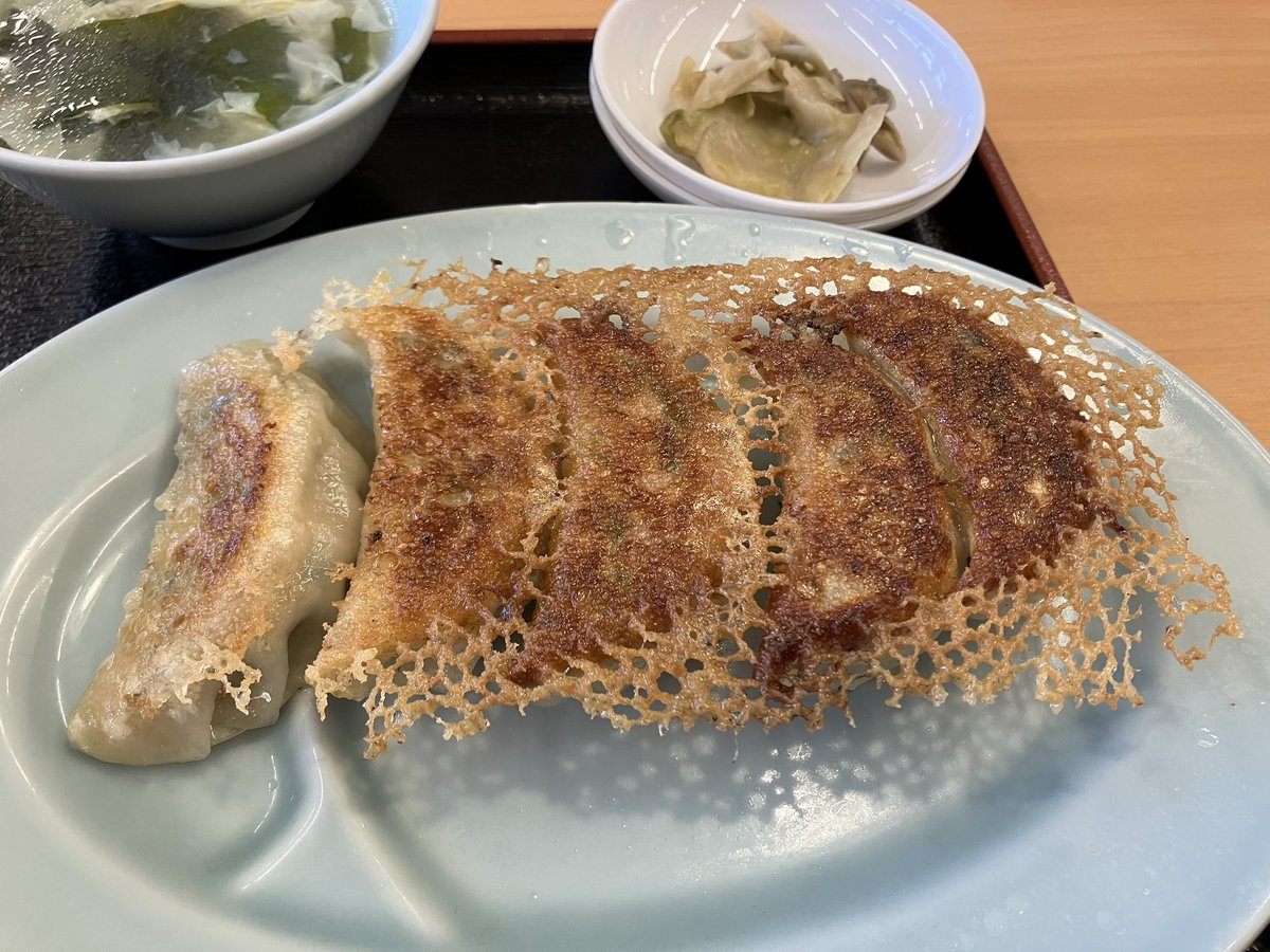 helldking1's tweet photo. 今日のお昼ご飯は大盛り炒飯と餃子のセット！

すっごい大盛りだった🤭
餃子もうまい！
炒飯味濃いめで美味い！ https://t.co/iCf7EFZIWi