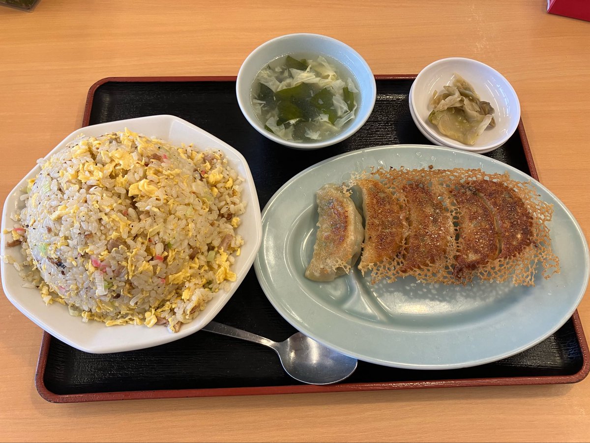 helldking1's tweet photo. 今日のお昼ご飯は大盛り炒飯と餃子のセット！

すっごい大盛りだった🤭
餃子もうまい！
炒飯味濃いめで美味い！ https://t.co/iCf7EFZIWi