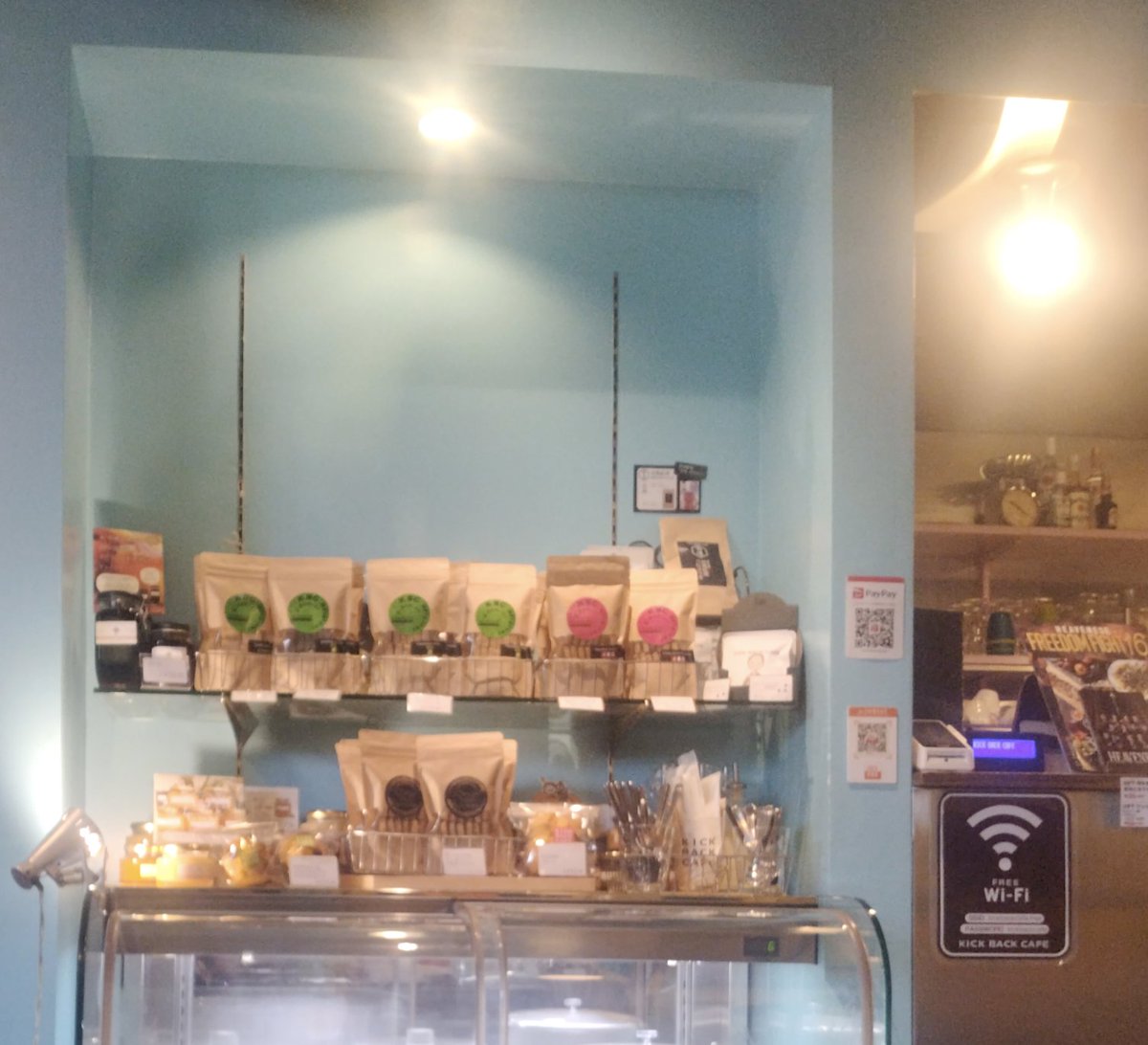 KickBackCafe's tweet photo. チーズバジルクッキー630円（税抜）
ただいま店頭にて好評発売中〜♪
バジルとチーズとのハーモニーが癖になる、サクサクサブレ、6月いっぱい販売中です😋
本日も21時まで通常営業〜😁
＃サブレ　＃発酵バター　＃kickbackcafe
#仙川 https://t.co/Iek7q9U0Eh