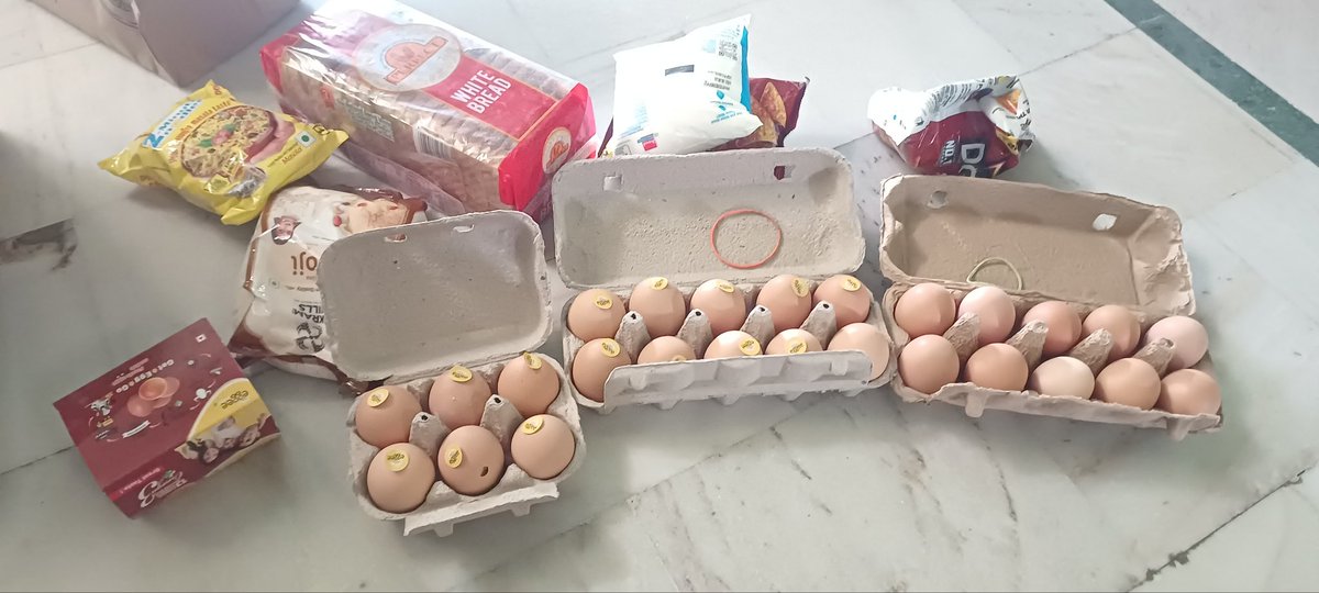 vasusinghal31's tweet photo. @bigbasket_com 
why are you delivering such a damaged product?
it does not appear a transit damage at all since all eggs are in tray, how come one single egg would damage like this ?
BNN-2008302623-20260605 https://t.co/XJXer4cOb6