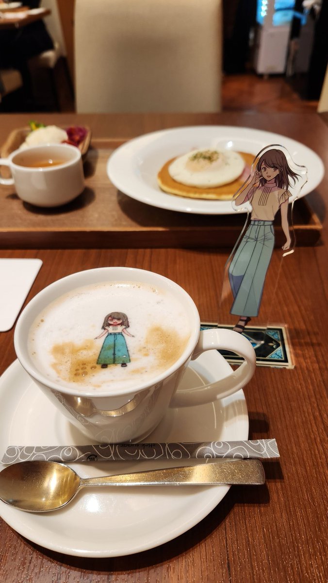 enD3594's tweet photo. 悪役令嬢の中の人展行ってきたー🥰
エミのアクスタ即売り切れ買えず😭
帰りにコラボカフェでパンケーキとカフェラテ頼んだらエミ来てくれた‼️
相席してくださった方が優しすぎて♥️
エミのアクスタ貸してくださった上に、入場特典のソーンさんをエルハーシャ様と交換してくださった😭
嬉しい😭♥️ https://t.co/yTe8X1VGyI