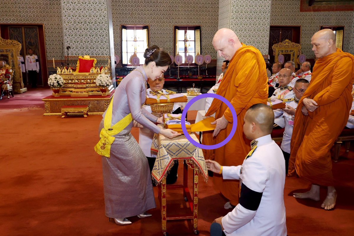 PingAng7822's tweet photo. •อยากเล่า• “ความใส่พระราชหฤทัยของสมเด็จฯ” 💜
ขณะที่ สมเด็จพระนางเจ้า ฯ พระบรมราชินี ทรงประเคนถวายเครื่องไทยธรรมแด่ พระพรหมพัชรญาณมุนี นั้น จะสังเกตได้ว่าพระองค์ทรงทอดพระเนตรเห็นบาดแผลที่นิ้วของพระอาจารย์ (ซึ่งคาดว่าน่าจะเกิดอุบัติเหตุเล็กน้อยจากการลงจากธรรมาสน์) จึงมีพระราชปฏิสันถารตรัสถามด้วยความห่วงใย เมื่อเสร็จสิ้นการถวายเครื่องไทยธรรมแล้ว ก็ทรงมีรับสั่งให้เจ้าพนักงานดูแลพระอาจารย์ โดยในเวลาต่อมาจะเห็นได้ว่าพระอาจารย์มีพลาสเตอร์ปิดบาดแผลที่นิ้วหัวแม่มือขณะรับพระราชทานผ้าไตร

เหตุการณ์เล็ก ๆ ที่เกิดขึ้นในช่วงเวลาอันสั้นนี้ สะท้อนให้เห็นถึงพระราชหฤทัยอันเปี่ยมด้วยพระเมตตา ความเอาใจใส่ และความละเอียดอ่อนของพระองค์ แม้เป็นเพียงบาดแผลเล็กน้อยก็ไม่พ้นสายพระเนตร

นับเป็นอีกหนึ่งภาพแห่งความประทับใจ ที่แสดงให้เห็นถึงพระราชจริยวัตรอันงดงาม และพระเมตตาคุณอันเปี่ยมล้น ซึ่งเป็นที่ซาบซึ้งในใจของผู้ที่ได้รับพระมหากรุณาธิคุณ และผู้ที่ได้เห็นเหตุการณ์ในครั้งนี้เป็นอย่างยิ่ง. 💜
#3มิถุนาพระราชสมภพครบ4รอบ
#พระราชินีสุทิดา #苏提达王后 #QueenSuthida