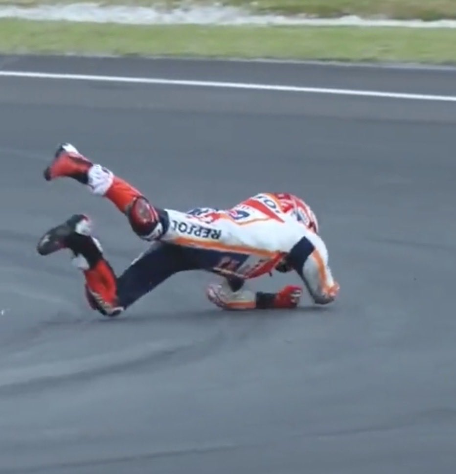 NotAnXpertHere's tweet photo. @awkwardgoogle He showed good presence of mind and tried to minimise injuries in this situation. https://t.co/PlUTlDI3Ta