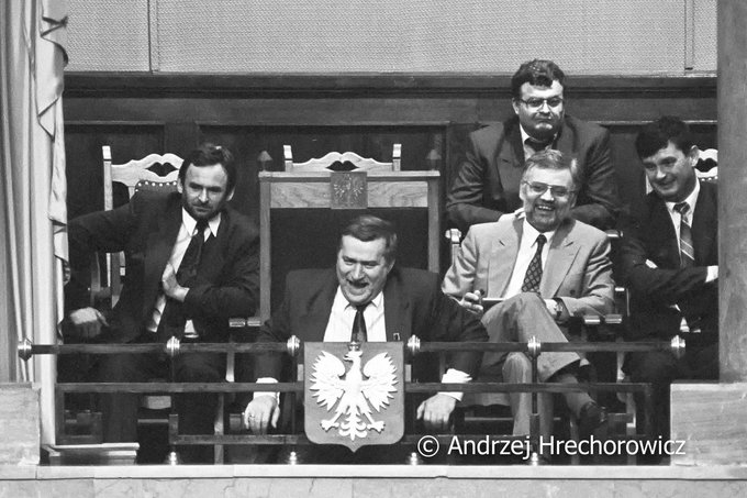 Vito82488734's tweet photo. 4 czerwca 1992. TW Bolek i jego świta, również SB-ckich konfidentów uchachani po obaleniu pierwszego niekomunistycznego rządu RP, na którego czele stał premier Jan Olszewski. Kilka godzin wcześniej Donald Tusk mobilizował koalicję komunistycznych kapusiów licząc głosy zdrajców. https://t.co/lbM0khNEov