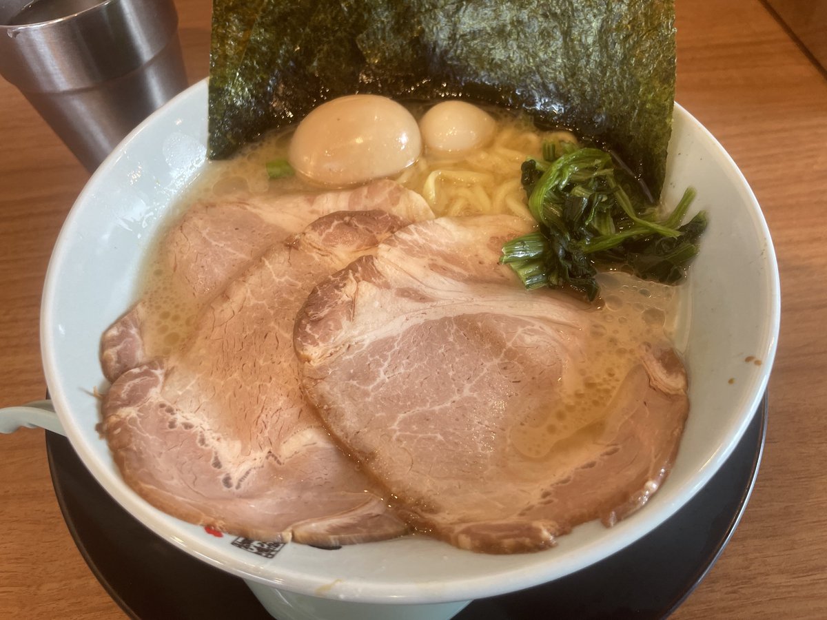 greent882's tweet photo. ランチで家系ラーメン😋
無料トッピングの玉ねぎをタップリ入れて
残さず食べようとしたらスープも無くなりました🤣
今日は汗かいてるから大丈夫😁👌
やっぱり家系ラーメン🍜は最高です✨ https://t.co/C2h0CQ5ChU