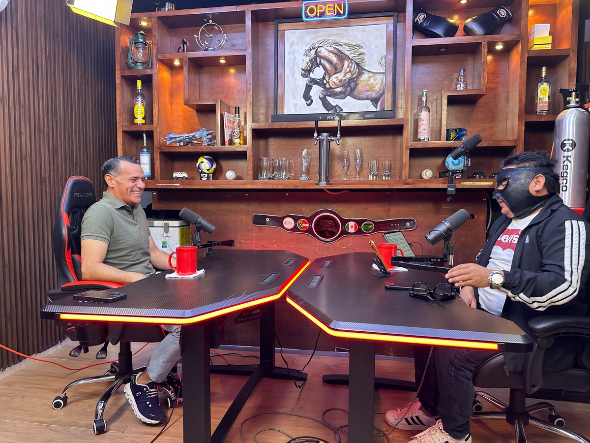 RenanBarrera's tweet photo. ¡Hoy tocó estar con el @YucaCabezon! 

Siempre agradecido con estos espacios para seguir platicando y compartiendo. Saludos a todas y todos los que nos siguieron 🙌🏼 https://t.co/KJVmCbvtmc