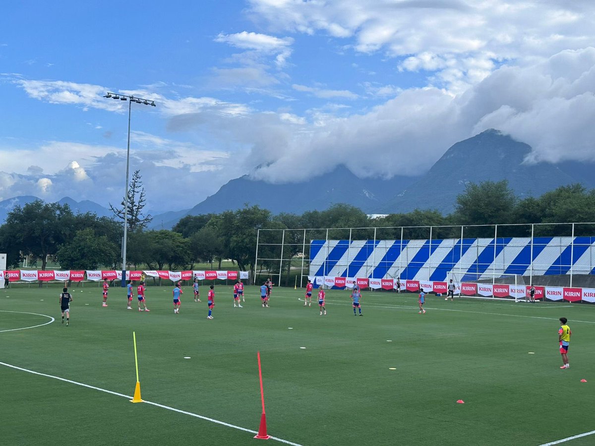 FelipeGalindot's tweet photo. Que risa las fotos de IA del Barrial que hacen los aficionados y prensa Tigre.

😂

Acá una foto REAL. 

Que ALFOMBRA tiene para entrenar el Club de Futbol Monterrey. https://t.co/RM19MLnf7J