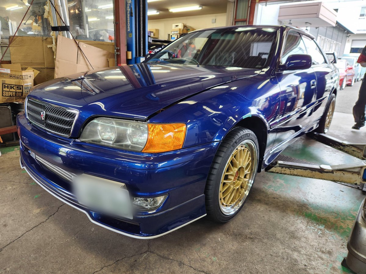 Revolfe_SA's tweet photo. ご依頼ありがとうございます😊

チェイサーとBMW740i
親子のお客様で作業依頼をいただきました！

チェイサーは、外装修理とオイル交換他、740iはデフより異音ということで修理でお預かりしています。

どちらも、順調に進んでおります。
ありがとうございます🙇‍♂️

 #740i  #g11  #jzx100 #チェイサー https://t.co/9pVMz0YW5H