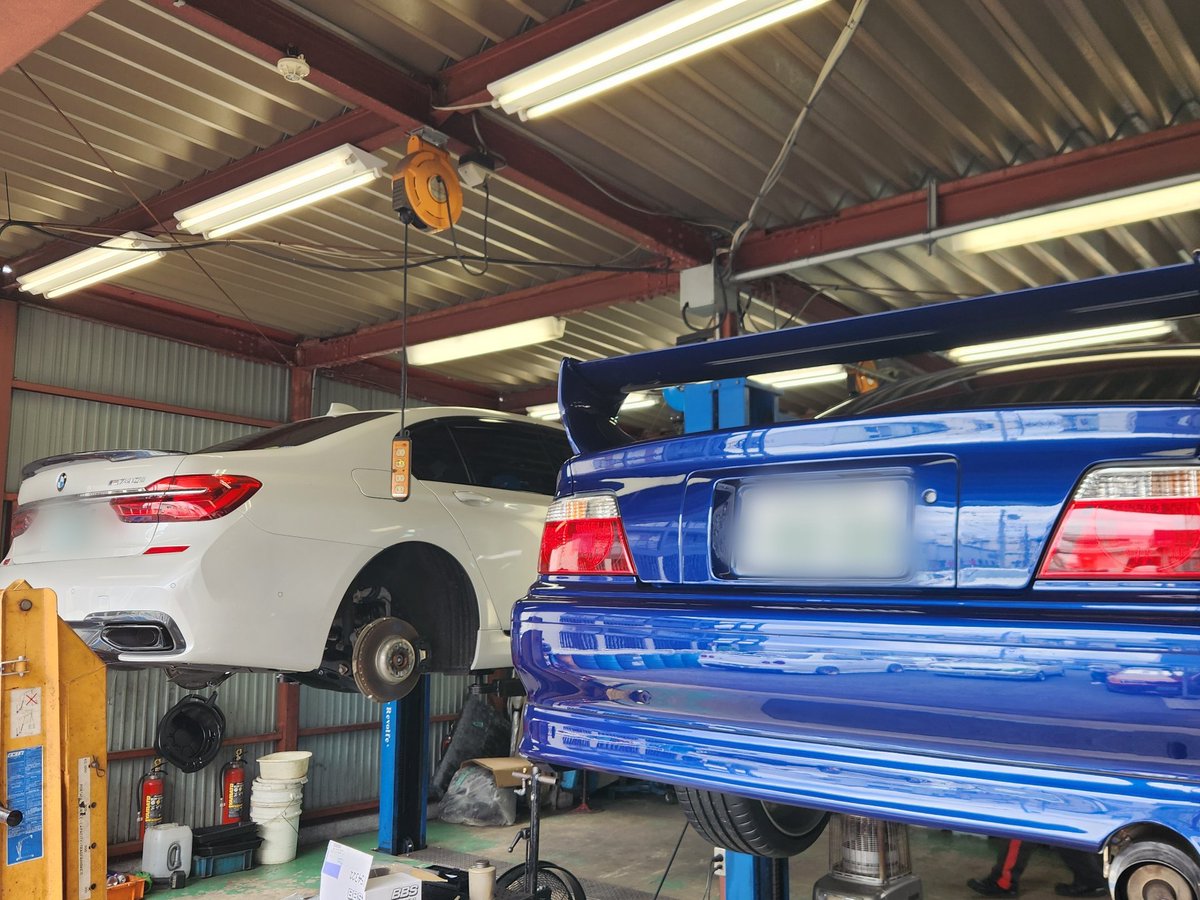 Revolfe_SA's tweet photo. ご依頼ありがとうございます😊

チェイサーとBMW740i
親子のお客様で作業依頼をいただきました！

チェイサーは、外装修理とオイル交換他、740iはデフより異音ということで修理でお預かりしています。

どちらも、順調に進んでおります。
ありがとうございます🙇‍♂️

 #740i  #g11  #jzx100 #チェイサー https://t.co/9pVMz0YW5H
