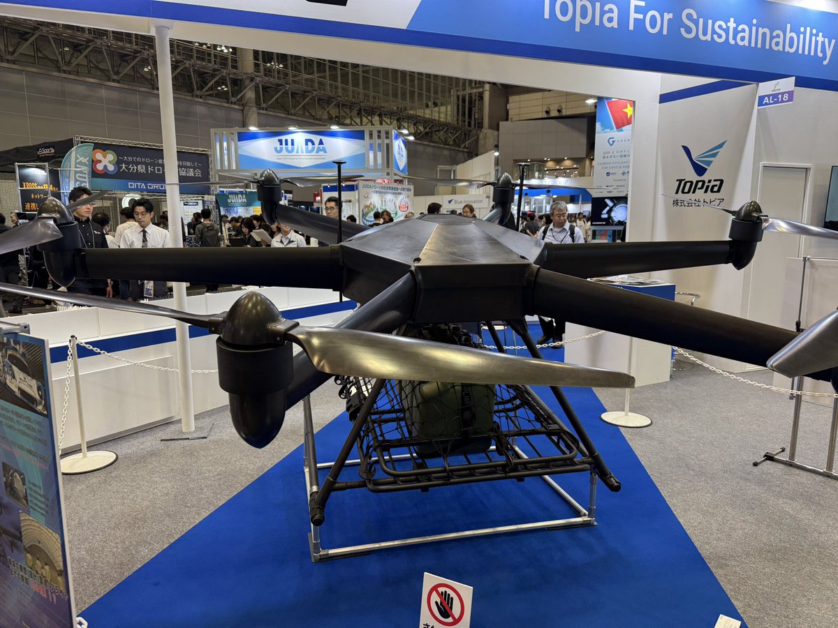 konotarogomame's tweet photo. 第１１回Japan Drone展。
日本製、ウクライナ製、台湾製、最後は平塚製。 https://t.co/aSw2KqmK6r