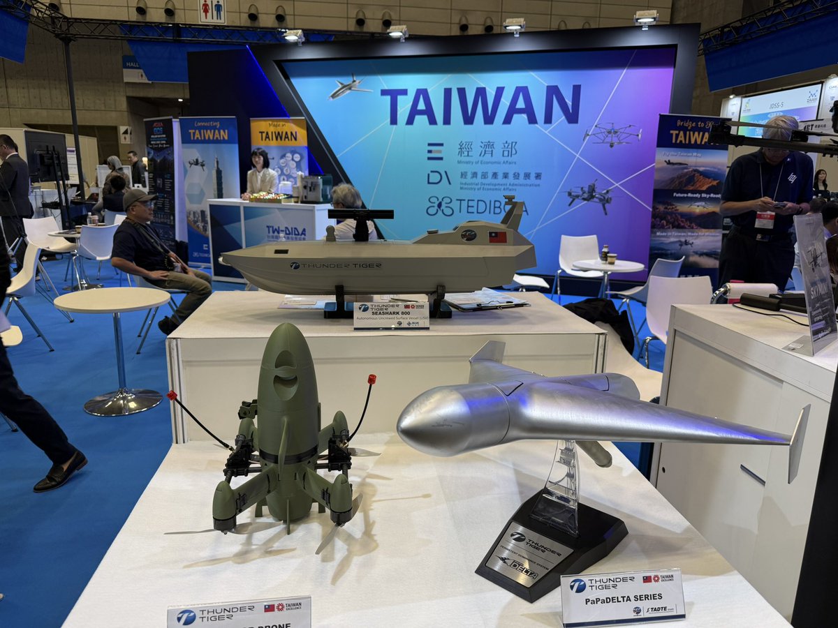 konotarogomame's tweet photo. 第１１回Japan Drone展。
日本製、ウクライナ製、台湾製、最後は平塚製。 https://t.co/aSw2KqmK6r
