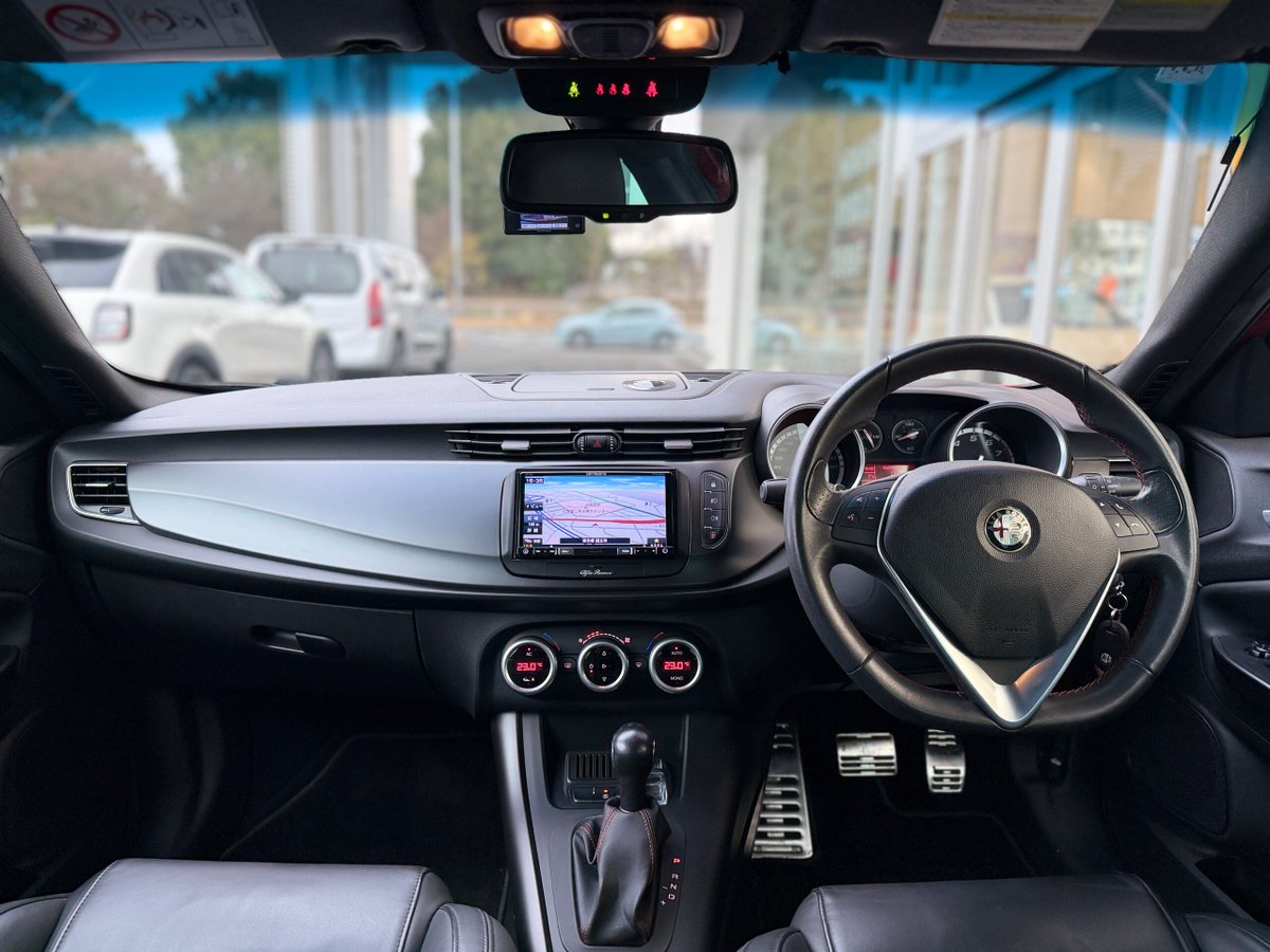 bubumitsuoka's tweet photo. リアビューはこのクルマの大きな魅力の一つ。ボリュームを感じる、典型的なコンパクトハッチのスタイルだ。足元を飾るのは18インチの専用ホイール。インテリアはブラックで堅実な印象。カロッツェリア製のナビを搭載し、Bluetoothと地デジTVに対応。 https://t.co/q6JVPsJL1X
