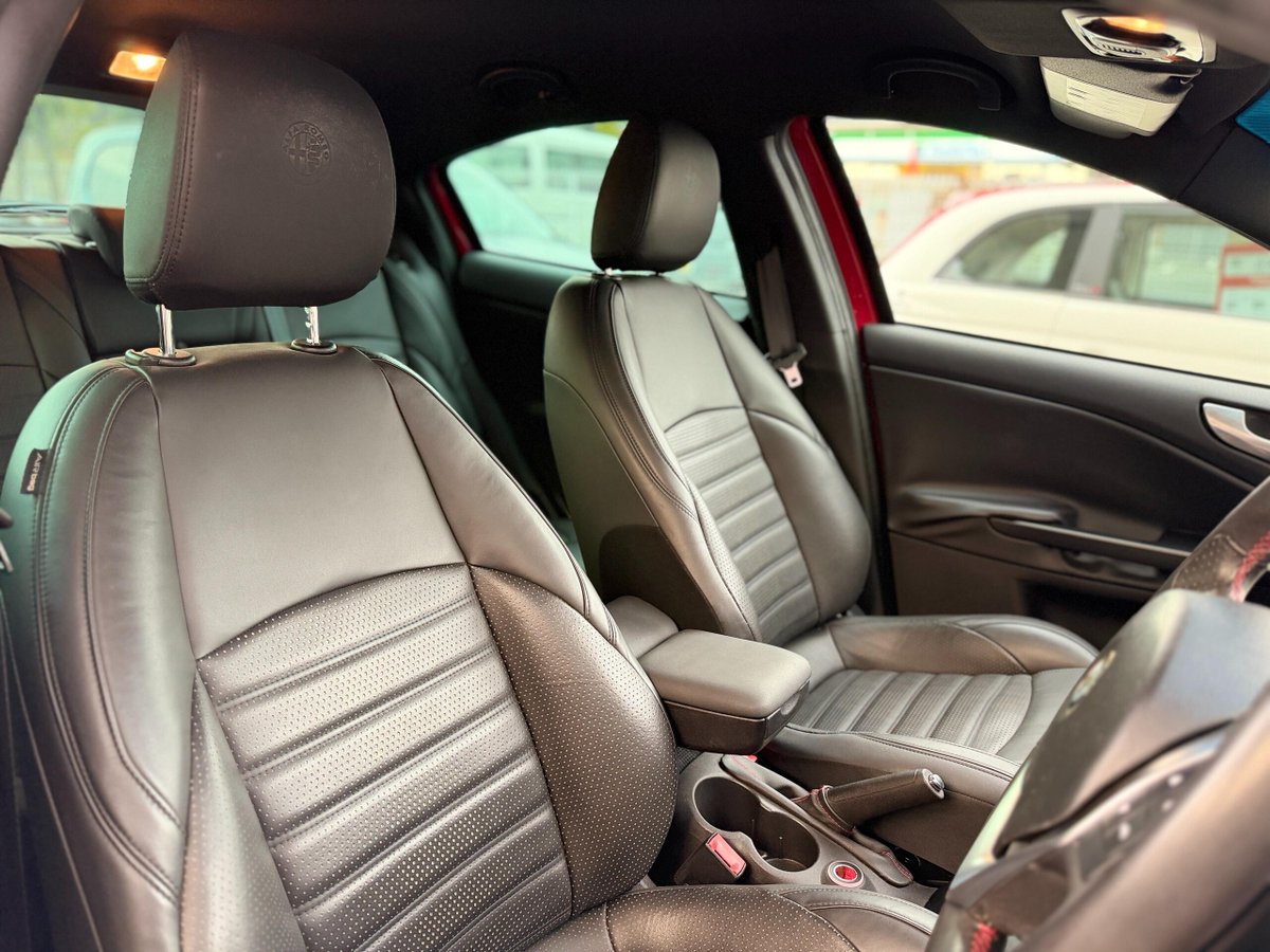 bubumitsuoka's tweet photo. リアビューはこのクルマの大きな魅力の一つ。ボリュームを感じる、典型的なコンパクトハッチのスタイルだ。足元を飾るのは18インチの専用ホイール。インテリアはブラックで堅実な印象。カロッツェリア製のナビを搭載し、Bluetoothと地デジTVに対応。 https://t.co/q6JVPsJL1X