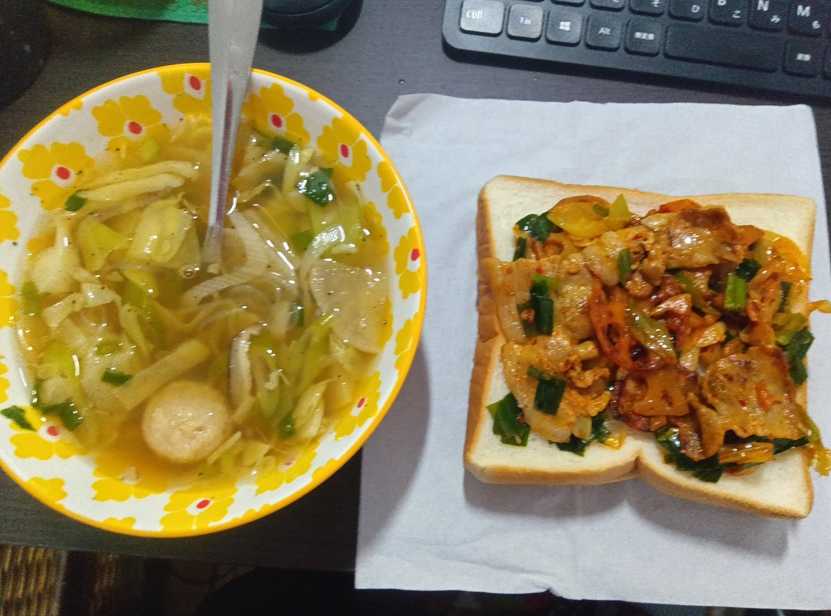 sing_blues's tweet photo. 昨夜、晩御飯に豚キムチと野菜スープを作った。
昨夜の余りを本日の昼ごはんとする。
ご飯がなかったので、代わりにパン。
白米に合うものはパンにも合う筈。
豚キムチサンド、美味しゅうございました。 https://t.co/LUGHLqskdx