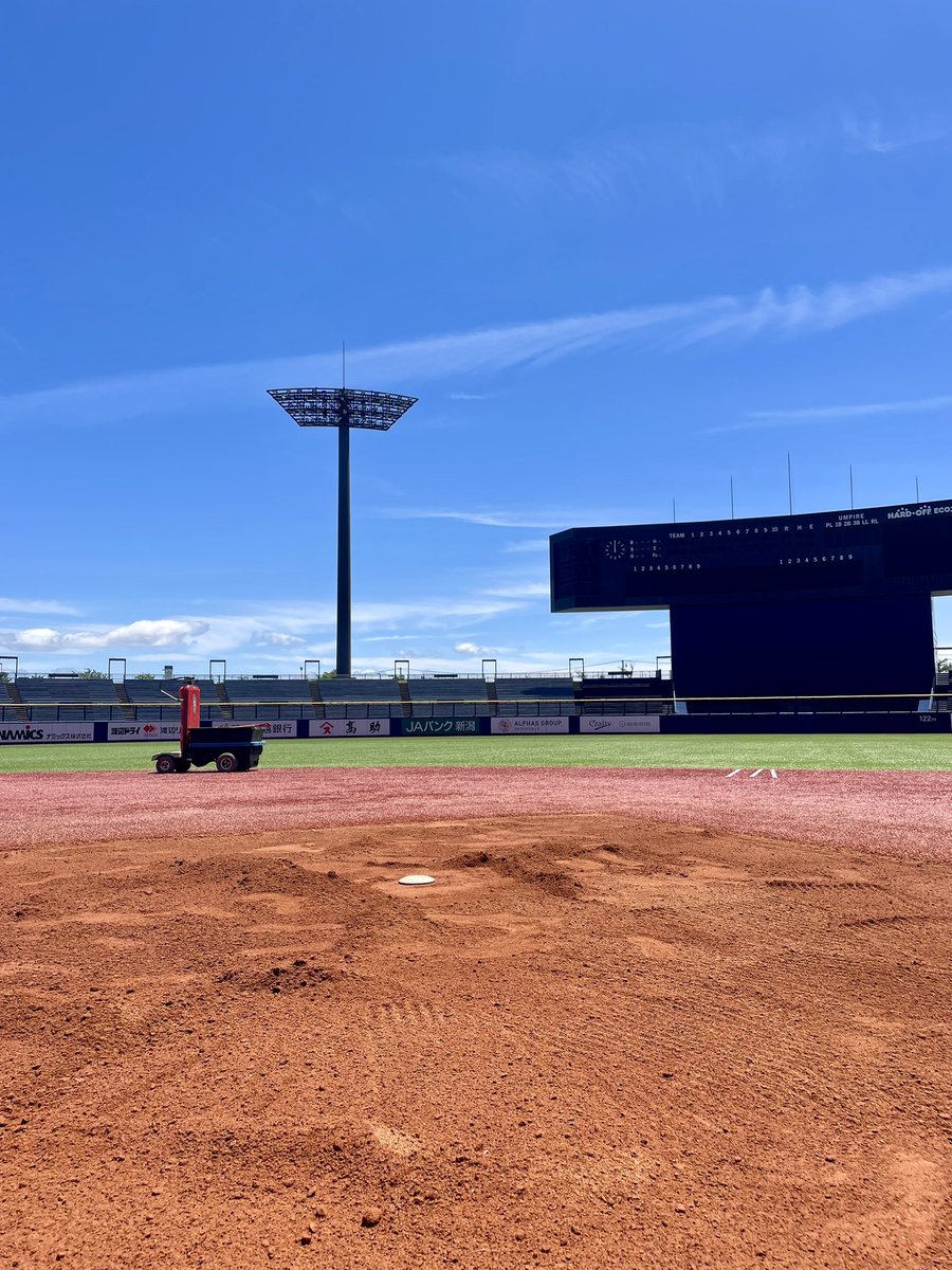eco_stadium's tweet photo. 週末の大会に向けての整備。
本日は土の補充をメインに作業中！！

▶︎next
①6/6佐藤純杯学童野球大会
②6/7NIIGATA CHAMPIONS LEAGUE
③6/8北信越大学準硬式野球大会
📍ハードオフエコスタジアム新潟

#エコスタ
#ハードオフエコスタジアム新潟
#学童野球
#中学野球
#準硬式野球 https://t.co/vxjK8nvLYS