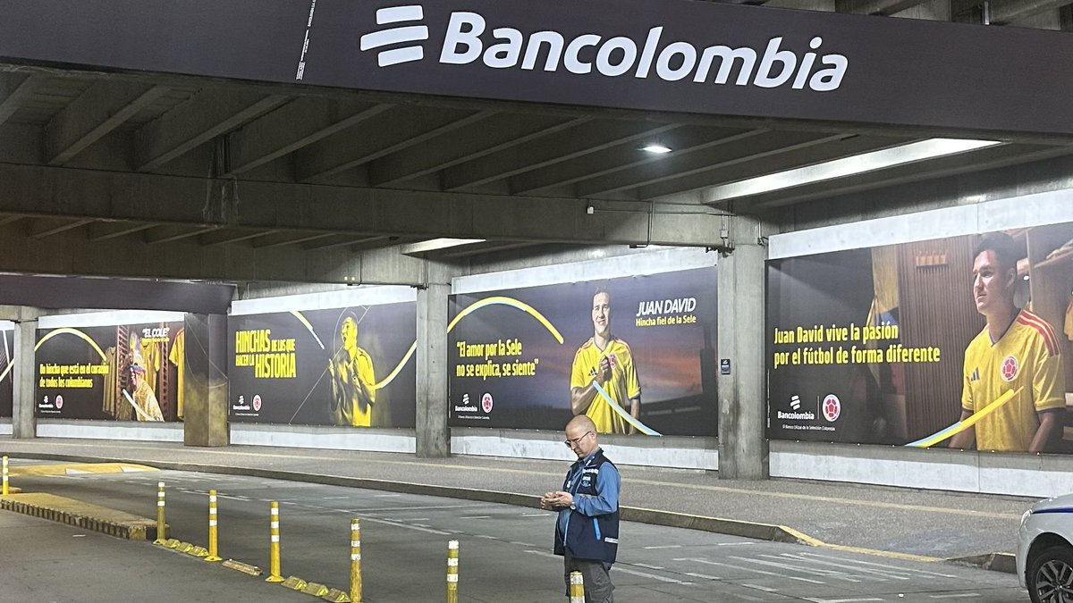 santiagovelez82's tweet photo. Acabo de llegar al aeropuerto y veo que todas las vallas son a favor de Abelardo. La de Cepeda es, de lejos, la campaña más torpe de la historia. https://t.co/6A3evYacOJ