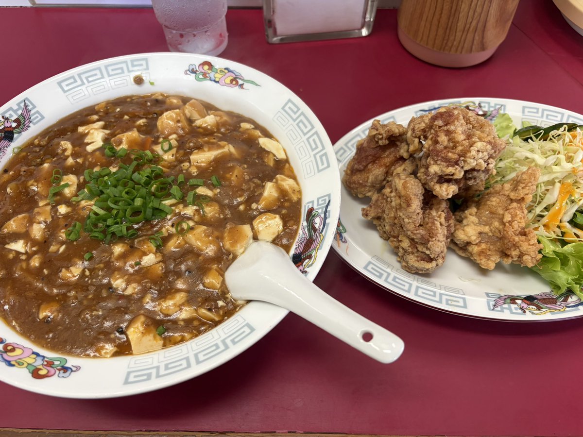 706Lemoned's tweet photo. お昼ご飯は麻婆丼と鳥の唐揚げをいただきます😋 https://t.co/ZSPfesrPvg