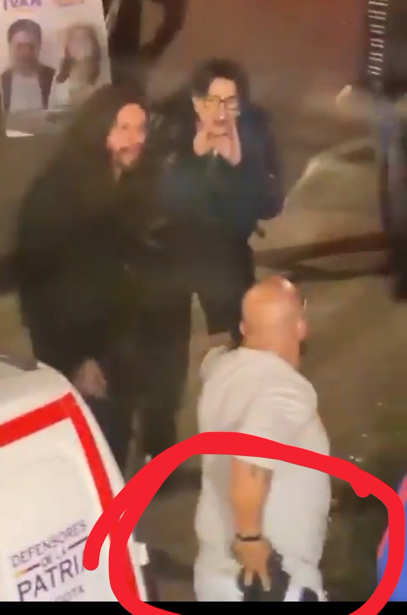 _cataluna_'s tweet photo. @MovSalvacionNal @PoliciaColombia En otros videos desde otros angulos se ve claramente a este señor intentando esconder el arma de fuego https://t.co/l0fYZhLaAi