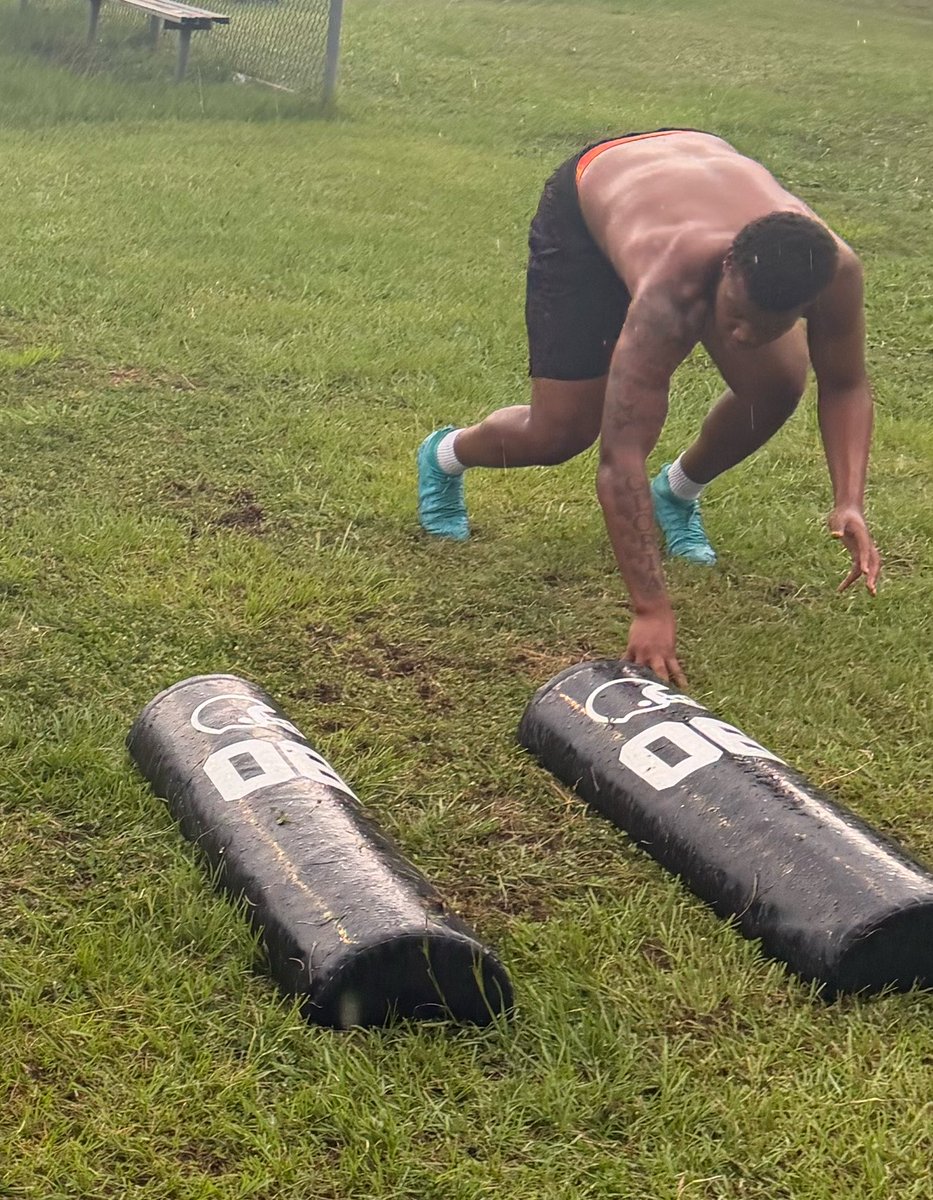 K1_Kerry2's tweet photo. Getting work in the rain 🌧️ #workdontstop https://t.co/GL3GWaQOQ3