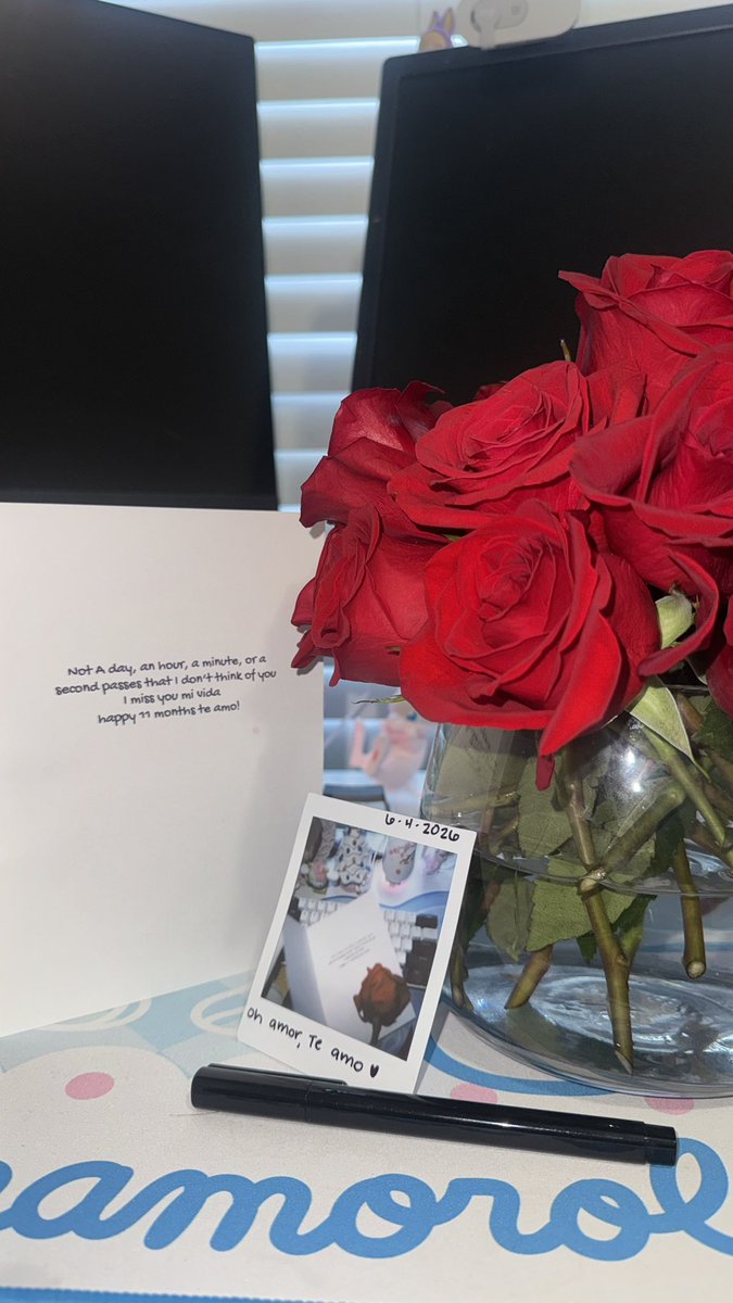 ToriMiaNav's tweet photo. Working out of state, and still managed to get me flowers. I love this man so much :( https://t.co/Eox7e9Qph9