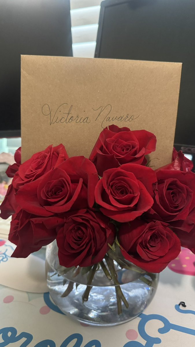 ToriMiaNav's tweet photo. Working out of state, and still managed to get me flowers. I love this man so much :( https://t.co/Eox7e9Qph9