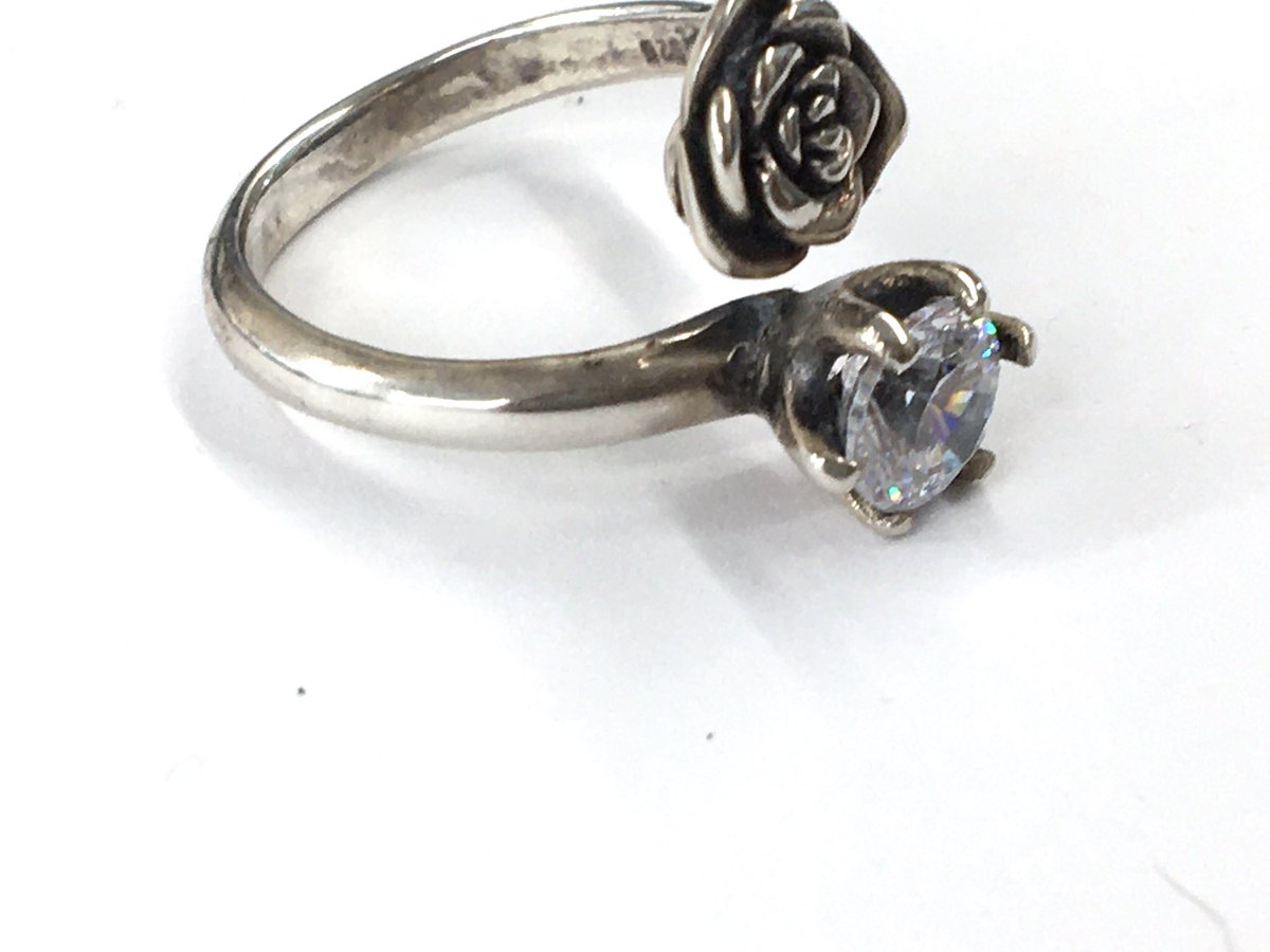 PierceShop0501's tweet photo. フリーサイズの薔薇リング😻 #名古屋 #大須 #ピアスショップ ピアス ボディピアス 名古屋ボディピアス 大須ボディピアス シルバー シルバーアクセサリー ステンレス PierceShop pierce  bodypierce bautizo pierceshop バウティーソ Bautizo silver925 https://t.co/5XfnDjqzWn