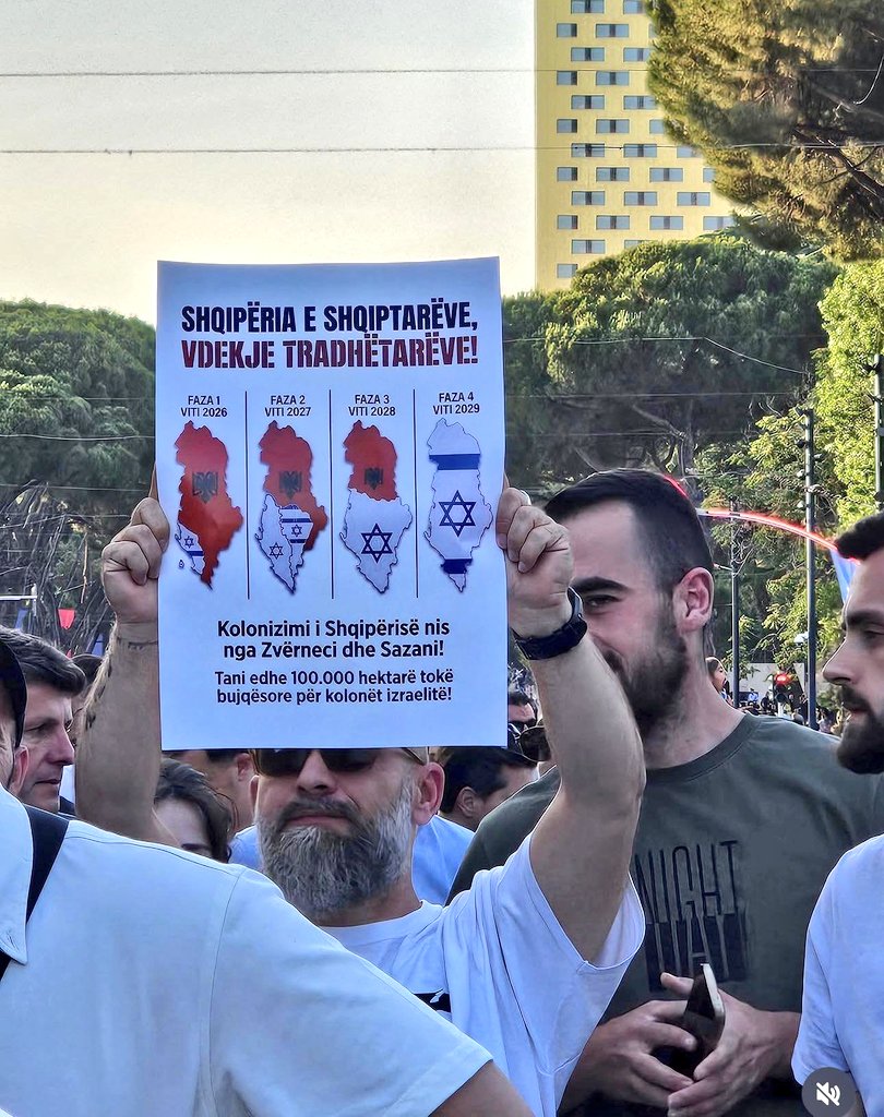 ErkaniHarbiyye's tweet photo. 🇦🇱The sign the man is holding says

"Albania of the Albanians!
Dəath to traitors!"

"The colonization of Albania begins from Vërnec and Sazan! Now also 100,000 hectares of agricultural land for Israeli colonists!"

📍By the way, 100,000 hectares equals 1,000 km². (3 times larger than Gaza)