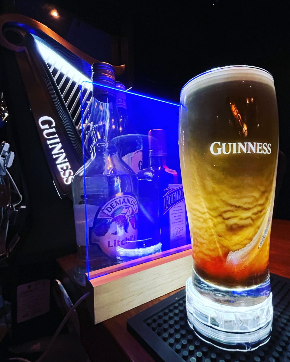 quadro_pub's tweet photo. 6月5日　金曜日
"FRYDAY NIGHT"🌙

Friday Perfect Pint.

待ちに待った金曜日の夜。
最初の一杯は、この漆黒の樽生（ドラフト）ギネスを。

広島市内でも、最高の状態でこれに出会える場所は
ごく限られています。

缶や瓶では決して到達できない、
滑らかなクリーミーさの極致を。
#広島パブ #ギネス https://t.co/12KOZR6FdT