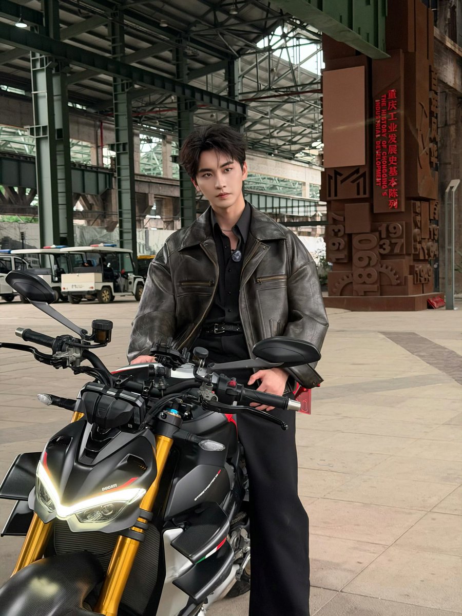 rumrum__mi's tweet photo. 260605 일득문화 웨이보 🆙

바이커 흠해다 ….🖤

#진흠해 #陈鑫海 #chenxinhai https://t.co/O073uIglXt