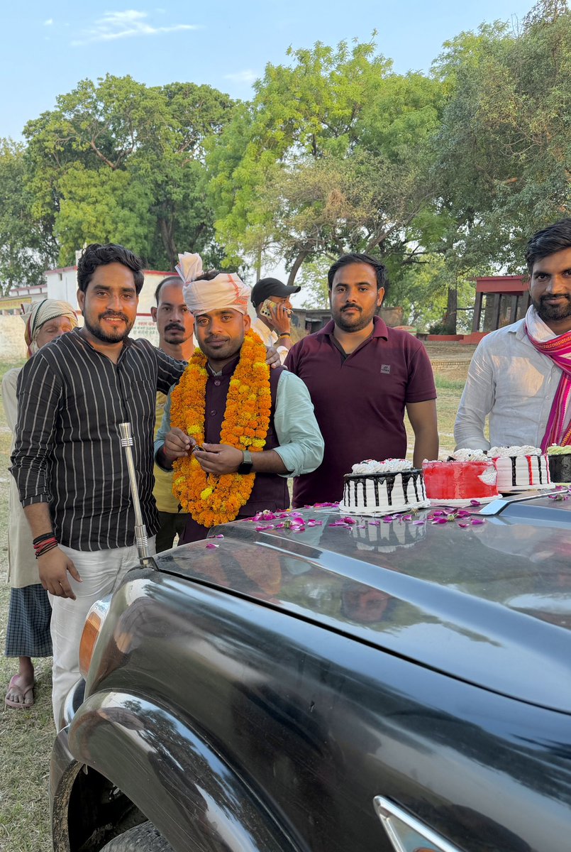 PrinceP0746's tweet photo. #बधाई_हो 🎊 

प्रिय भाई रोहित जी का जन्मदिन अपने लोगो के साथ मिलकर मनाया गया!! 
भाई को जन्मदिवस की अनंत शुभकामनाएँ एवं बधाई हो ,
महादेव की कृपादृष्टि सदैव आप पर बनी रहें !! 

#happybirthday #princeprajapati #सादात_तृतीय https://t.co/pbSJHLlqMF