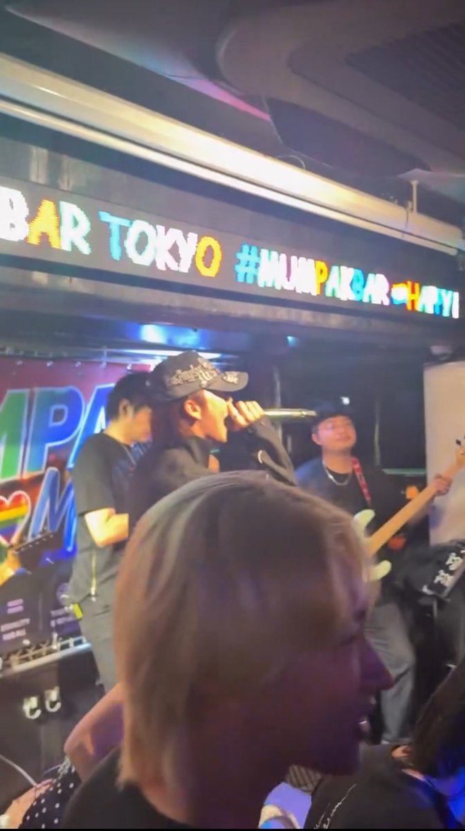 stvr_nttrt's tweet photo. ofc boss is gonna look at noeul while singing, that's his number 1 fa(e)n right thereee 🤭🤍❤️ 

// and bossnoeul celebrating pride month at a thai bar in tokyo? let's frking gooooo 🤪🙌🏽🌈

https://t.co/uRZUHftELu