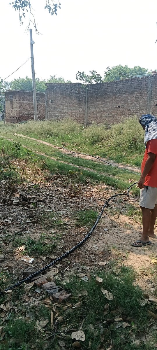virat30000's tweet photo. @SEVA_SBPDCL 
District -Buxar
Block-simri , village -Nagpura
Ward no-1
Dear sir bijli pole damage due to syclone and heavy rain fall kindly repair the bijli pole
Damege pole and wire is very danger for public so please resolve the complaint urgently
M - 7047477220
M -9821163175 https://t.co/tZaoKkIVBM
