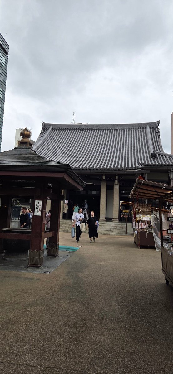 source000's tweet photo. 巣鴨きたら恒例にしてるとげぬき地蔵さんにお参り
奥様のアレコレやマイさんの勉強や俺の未来のお金とかウナちゃんや皆が怪我しませんようにとかぜ～んぶ御祈りしてきました
欲張りなもんで🫢
また色んなとこでもしますから😉
元祖塩大福買ってシブヤに戻ります🫡
#ひつま武士 https://t.co/UdkHOMFC7J