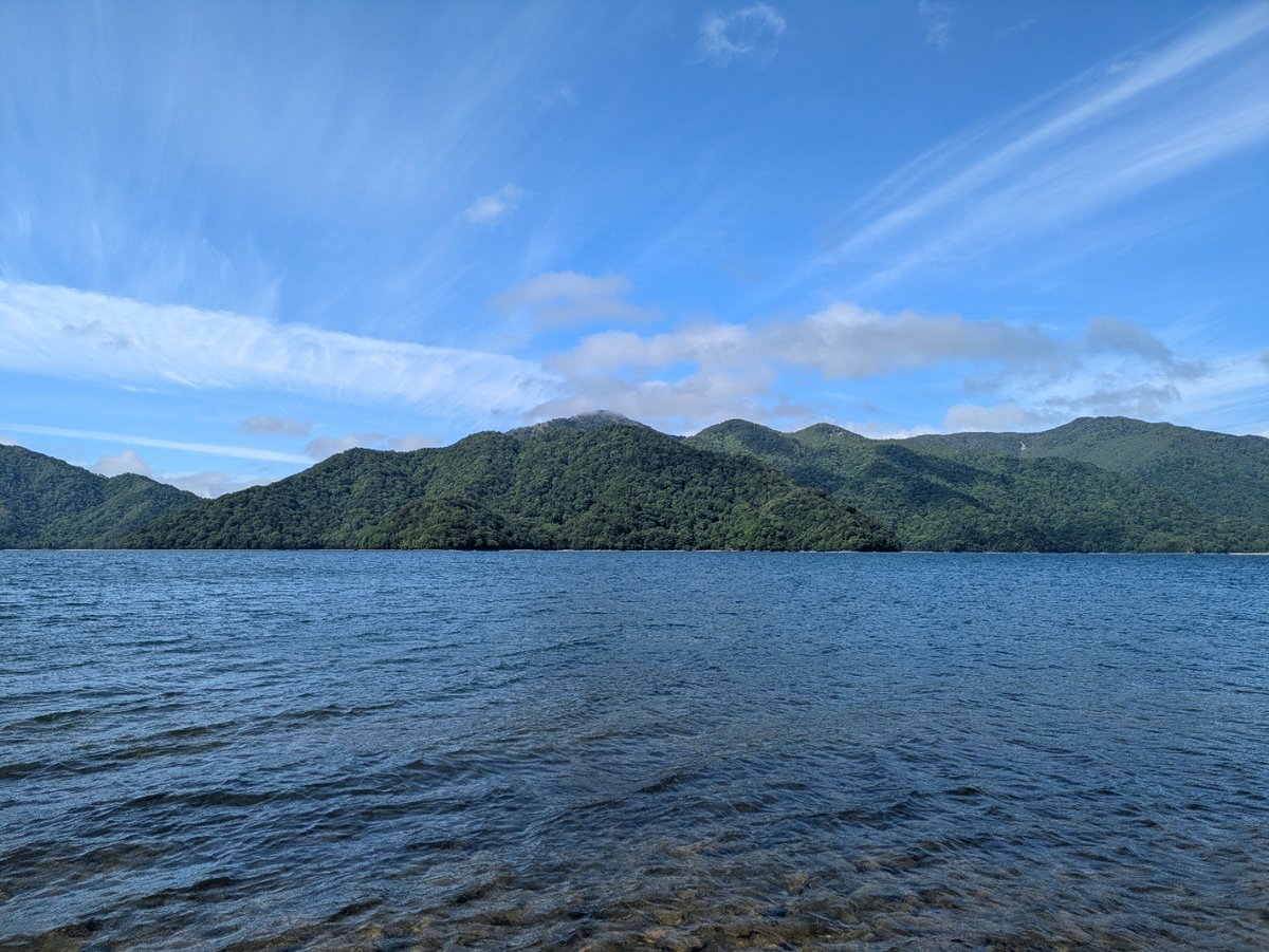 ぺぺとらべる いろは坂の先、中禅寺湖のほとりにて朝のコーヒーをぺぺ