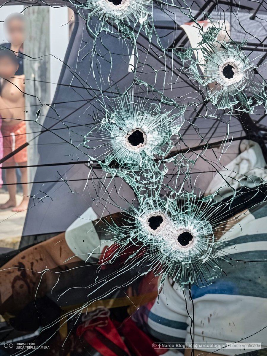 narcoblogger's tweet photo. 🇲🇽 | Un ataque armado en Ciudad del Carmen, Campeche, dejó como saldo la ejecución de Édgar Palma, un joven abogado interceptado por sicarios en motocicleta cuando regresaba a su domicilio en las inmediaciones de la colonia Miguel de la Madrid.

Los agresores cerraron el paso a la camioneta donde viajaba la víctima junto a su progenitor. Testigos presentes nos dijeron que el padre intervino de forma desesperada suplicando que tomaran su vida a cambio de la de su hijo, pero los atacantes ignoraron la petición y abrieron fuego de manera directa.

El litigante perdió la vida de forma instantánea en el lugar de los hechos, mientras que los homicidas lograron escapar a bordo de sus vehículos. La zona mantiene un historial de violencia ligado a las rutas de movilidad delictiva en la península.

La Fiscalía General del Estado de Campeche acudió para asegurar la escena e iniciar las investigaciones ministeriales, sin que hasta el momento se reporte la captura de los presuntos responsables.