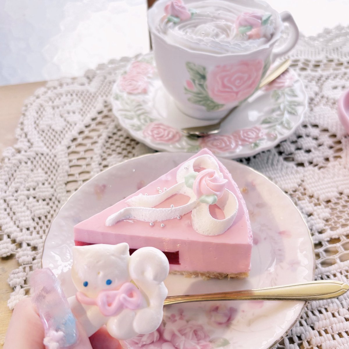 4173_s2's tweet photo. 念願の薔薇モチーフのカフェ行けた😢✨
新髪型共通衣装のチェキお気に入りᐡ ᴗ̤ ̫ ɞ̴̶̷ ᐡ♡
❤︎ #ゴリスナー ❤︎ https://t.co/QnkxKuO1fO