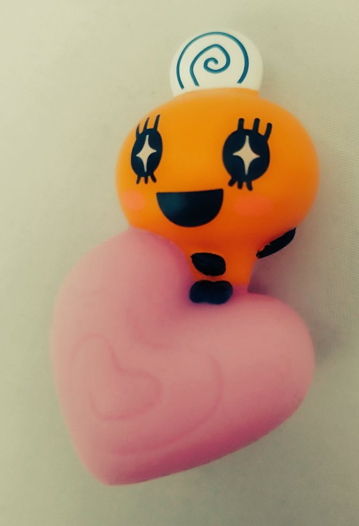 MoreENGAWA's tweet photo. たまごっちのガチャガチャ発見！子供と、たまごっち探しの旅でずっと見つからなかった（人気のためいつも売り切れ）ため、昨夜発見し、子供におみやげとした。朝喜んでくれて、その笑顔に癒やされた金曜日！ https://t.co/3eFGpQX4rm